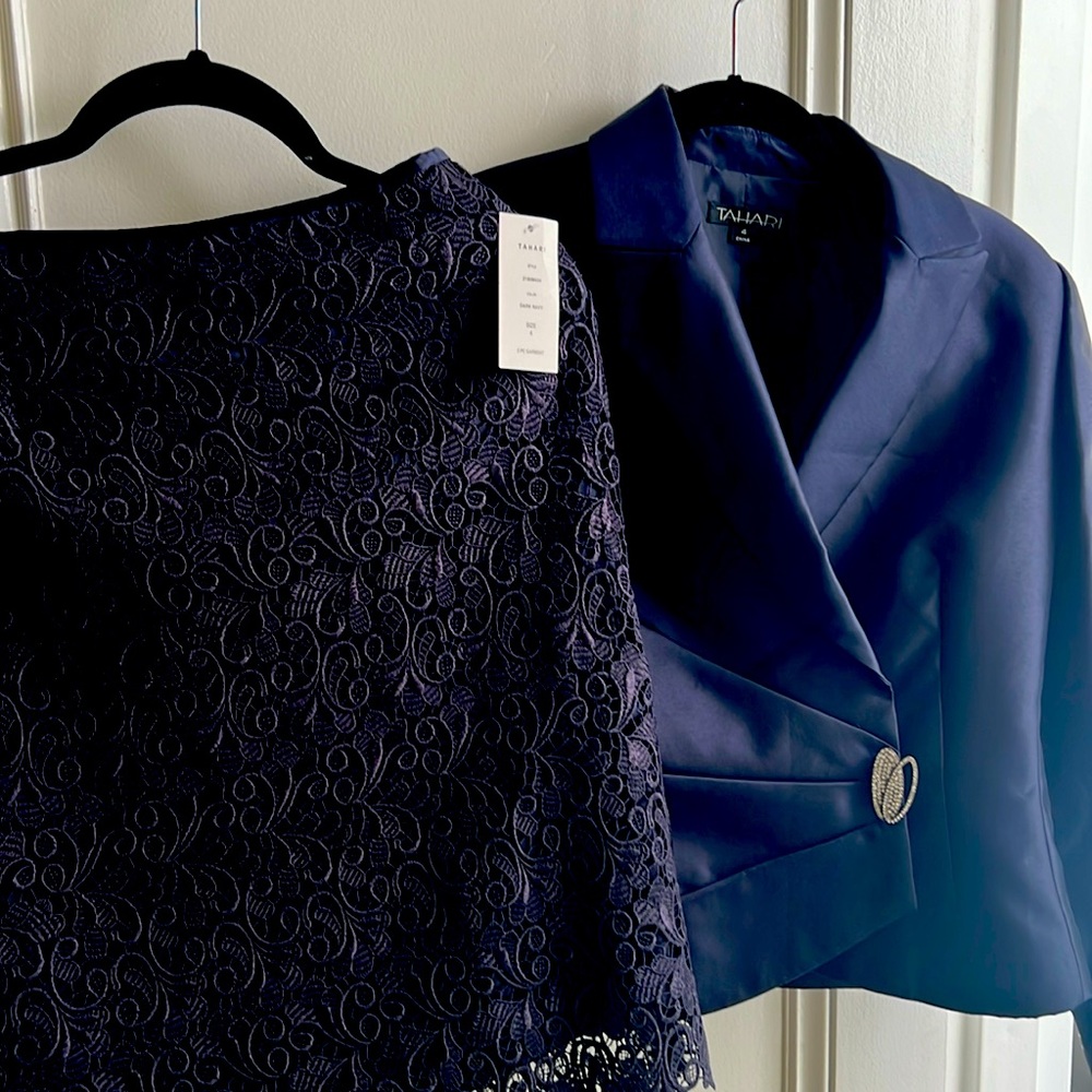 Tahari navy suit brand new w/o tags Size 4